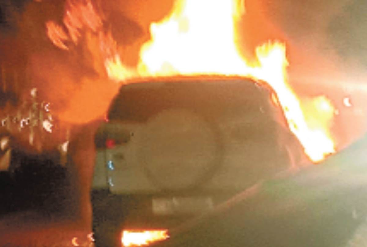 a car caught fire on matiyari flyover of chinhat