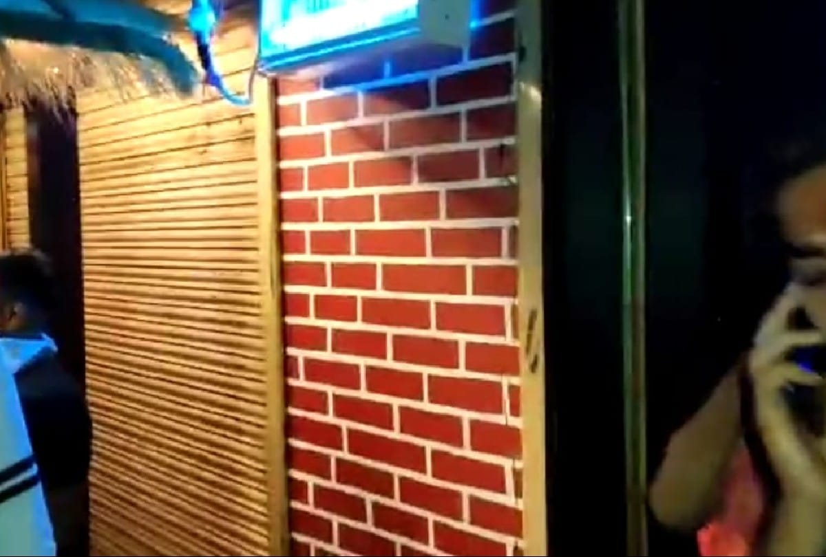 Police raided hookah bar eight Arrested in agra