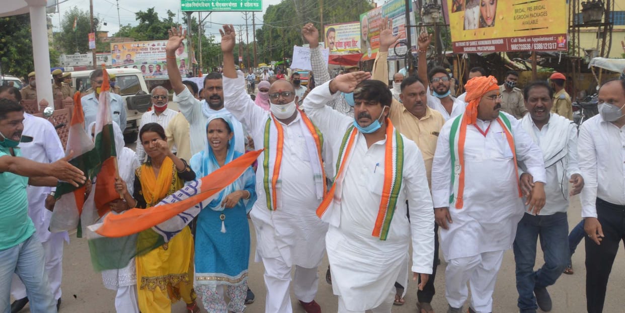 Demonstration, sloganeering in protest against Agriculture Bill