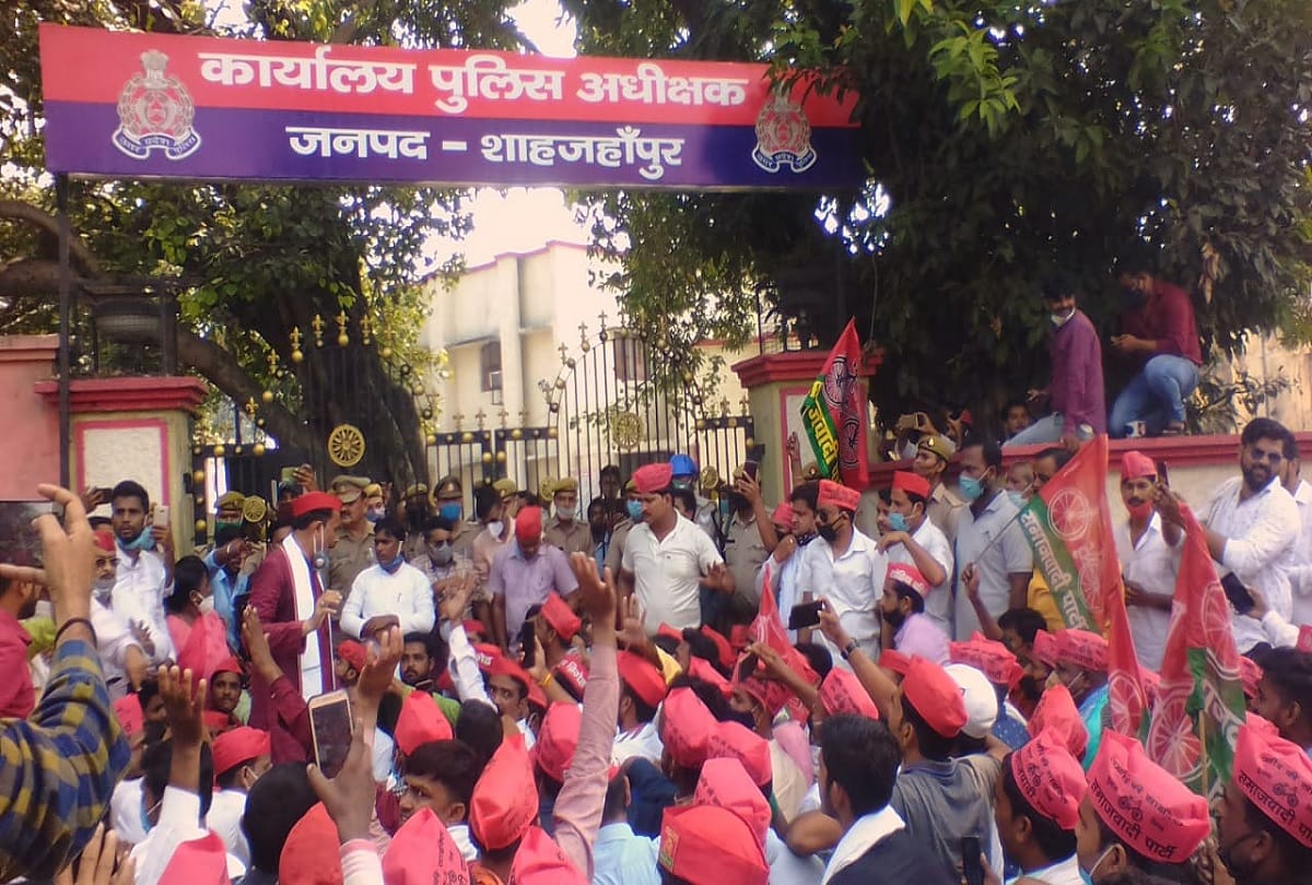 Samajwadi Party workers gathers outside SP Office for bad behaviour with a worker