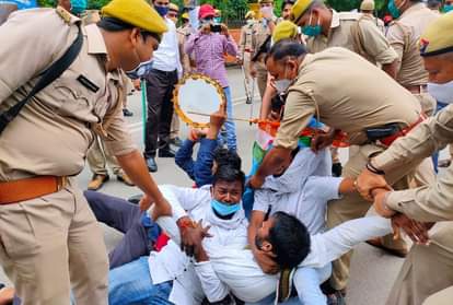 Police stopped Allahabad University students going to join the farmers movement