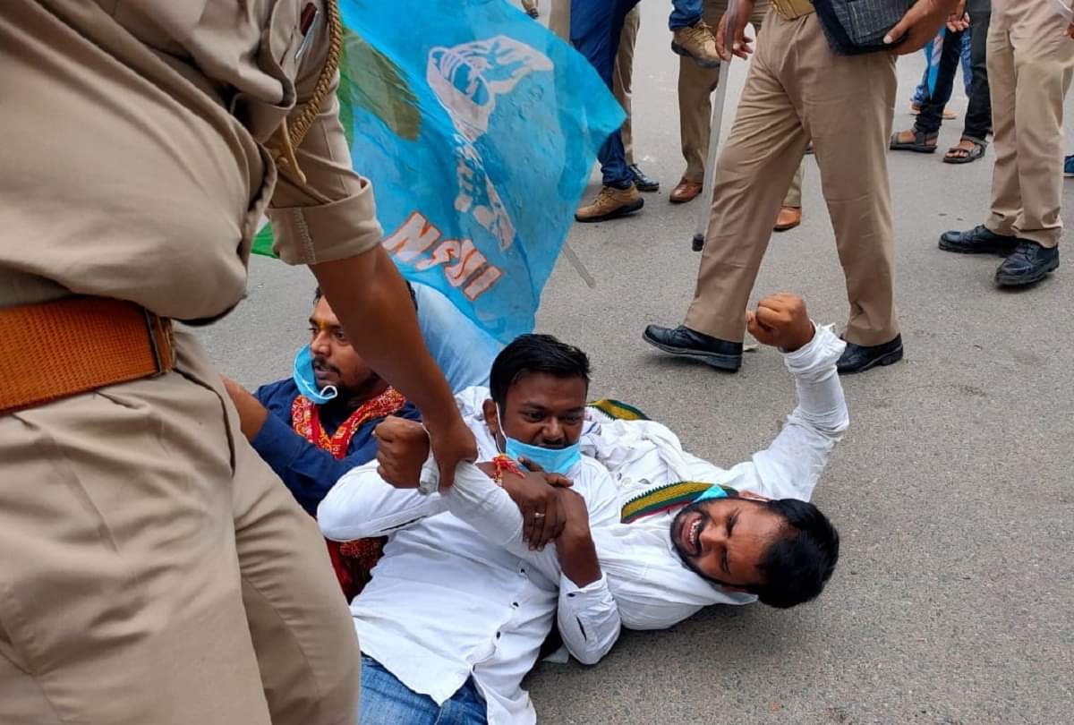 Police stopped Allahabad University students going to join the farmers movement