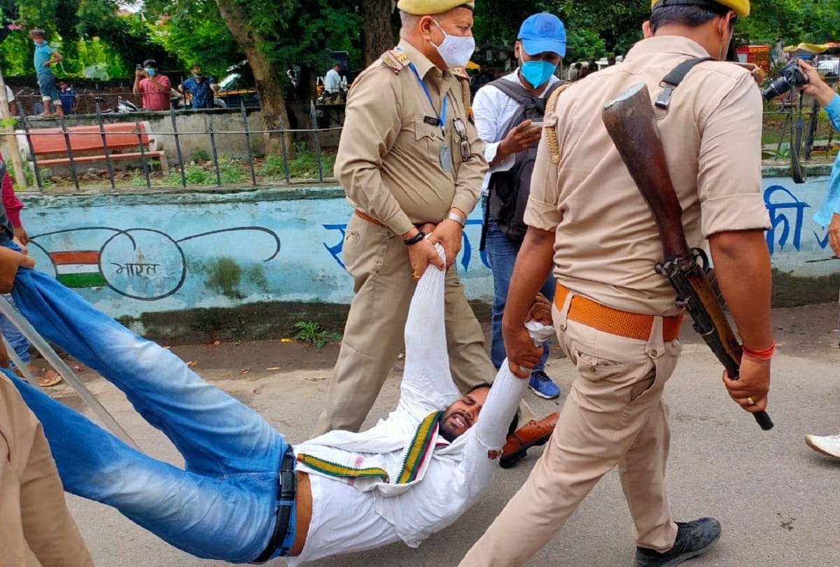 Police stopped Allahabad University students going to join the farmers movement