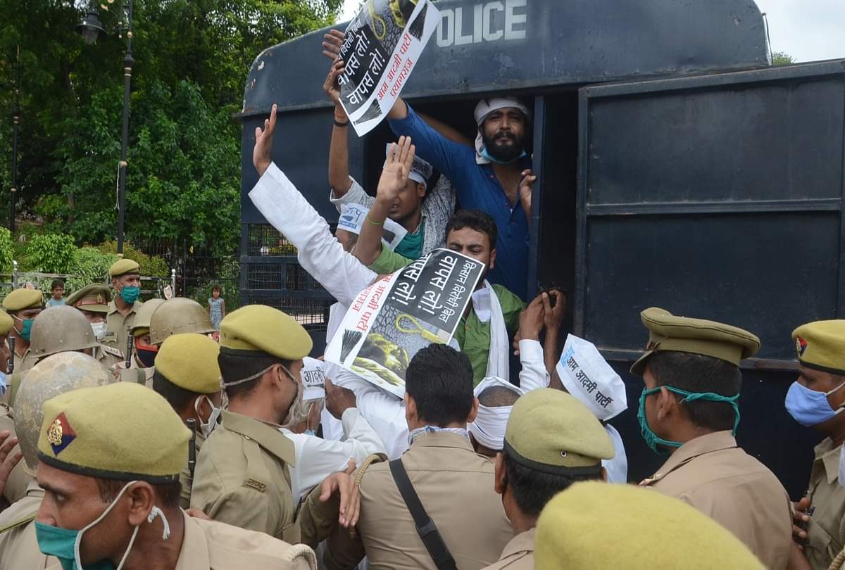 Police stopped Allahabad University students going to join the farmers movement