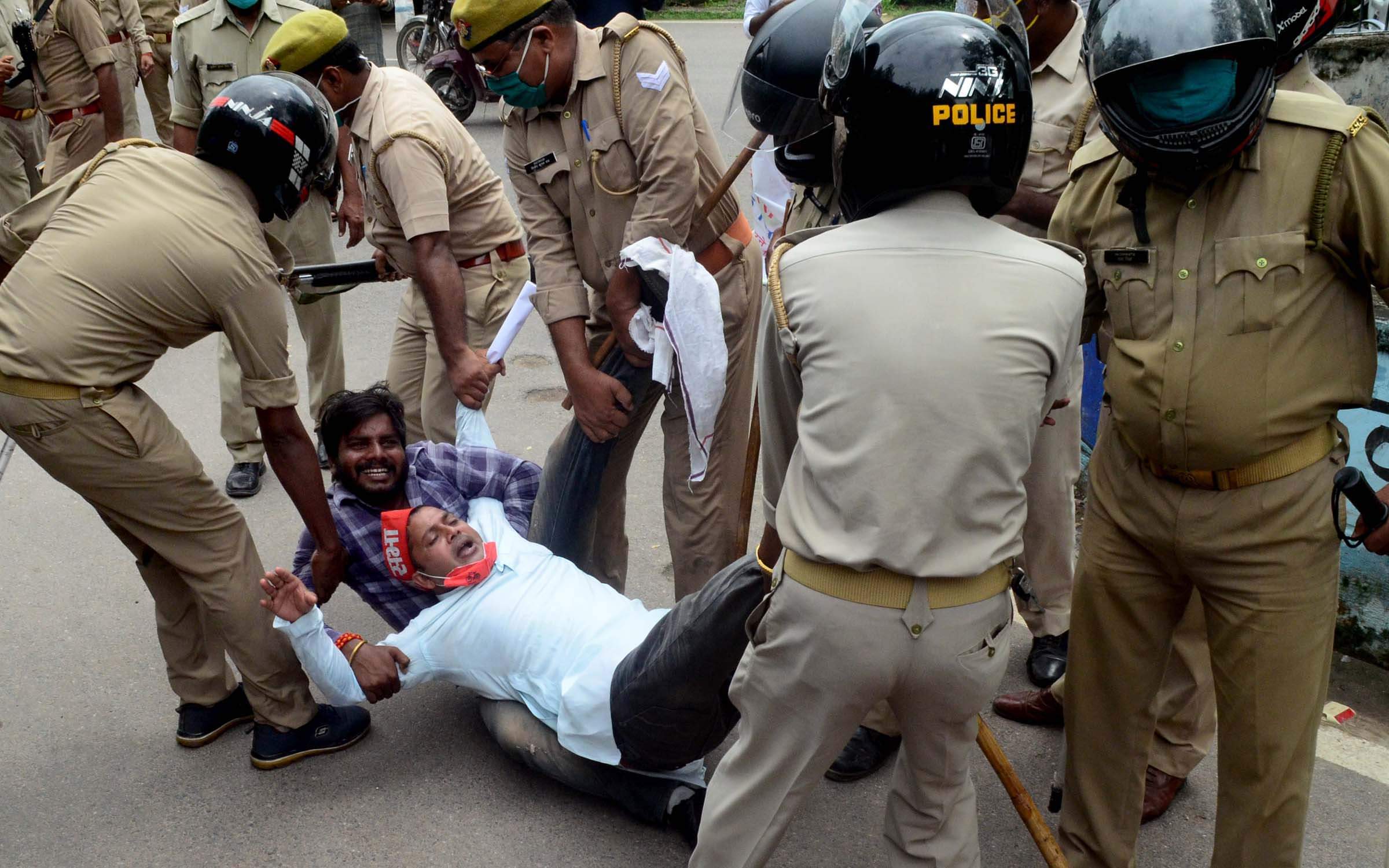 Police stopped Allahabad University students going to join the farmers movement