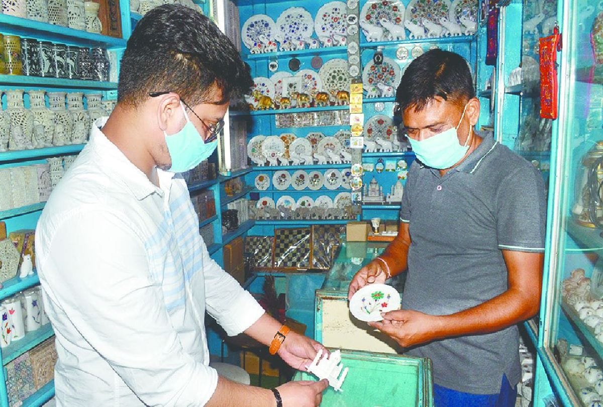 Handicraft business worth eight lakh rupees in four days after Taj Mahal reopens