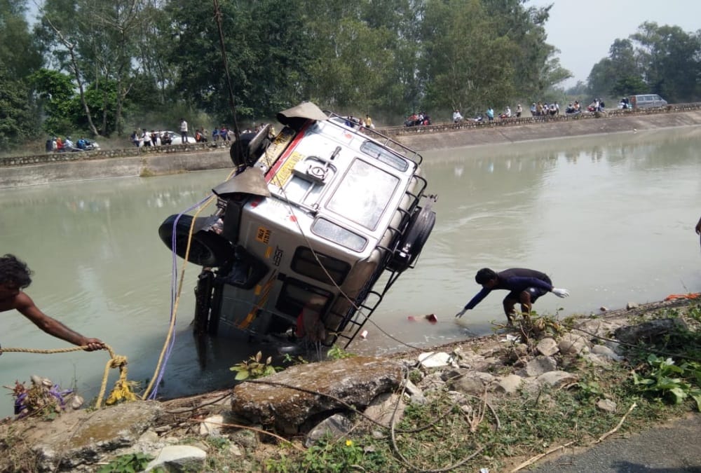 Uttarakhand: Taxi fell into canal on Dehradun najibabad Highway during going to Kotdwar , two women dead, one injured