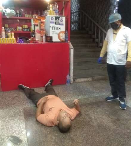Air Force Wing Commander Fainted at Water Stall at PDDU Nagar Junction