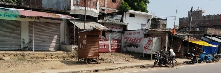 Administration eyes close, shopkeepers descend on arbitrary