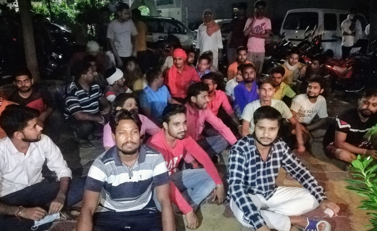 abusing in bajrang dal worker, ruckus in mawana thana, the accused police constable ling hazir after that they fininshed stike