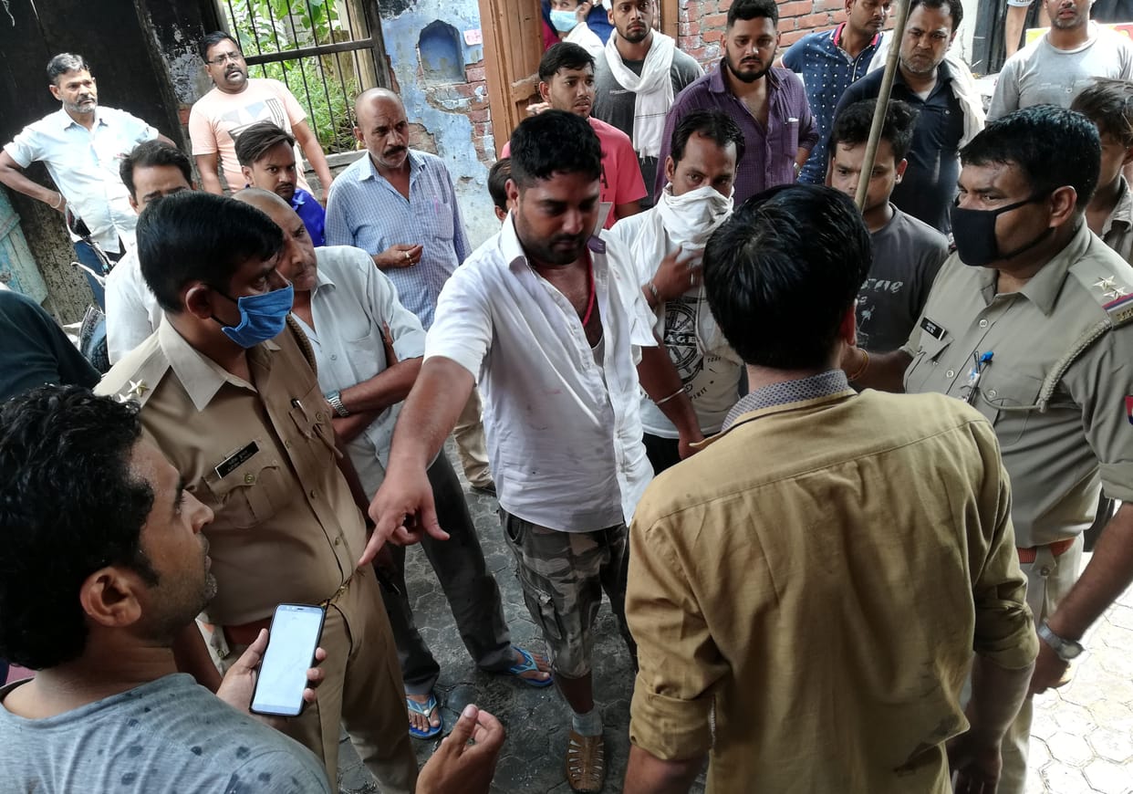 attack to doctor near police station,  one dozen accused aatck