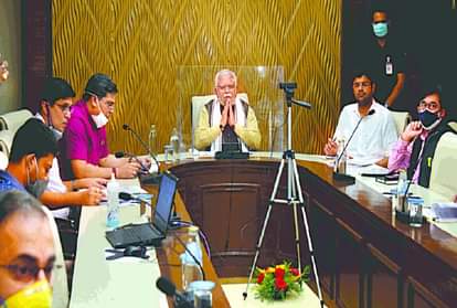 बिना मास्क लगाए बैठक में हिस्सा लेते उपमुख्यमंत्री चौटाला