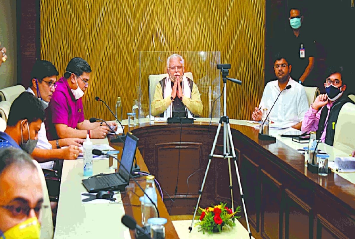 Dy CM Dushyant Chautala takes part in meeting with CM Khattar without wearing mask 