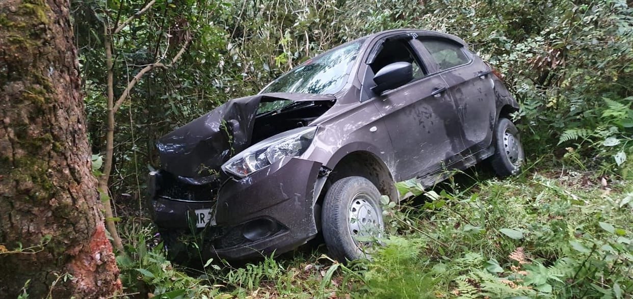 Car falls into the ditch uncontrolled, two injured