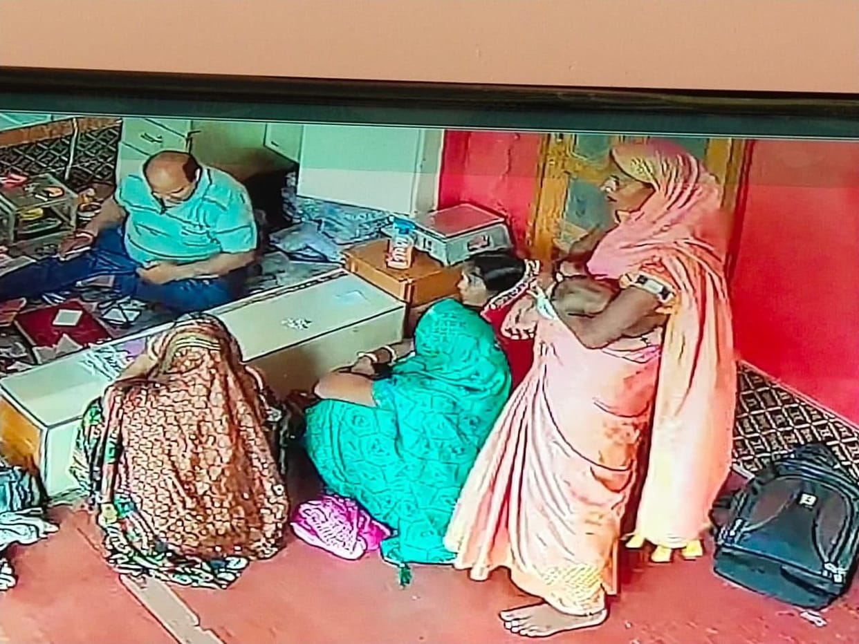 Women have stolen jewels from Saraf's shop