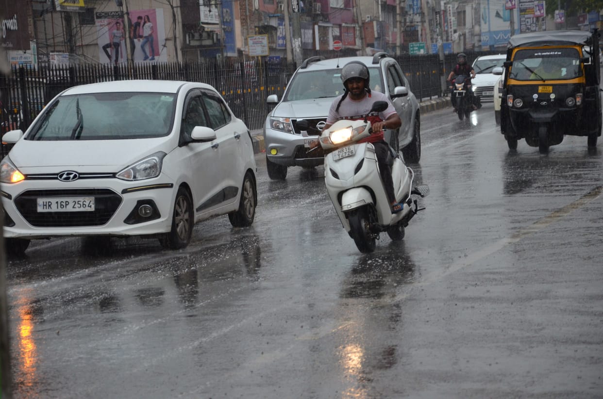 raining, 4 to 20 mm, people, water logging
