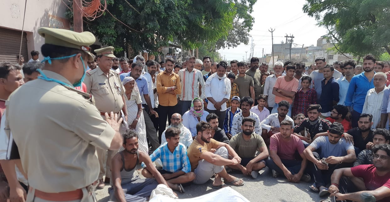 Contract lineman dead due to current, uproar in protest