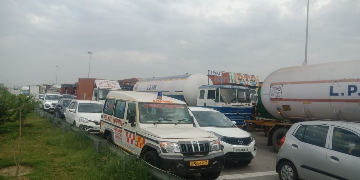 tol plaza, jam, barrier break, sonipat