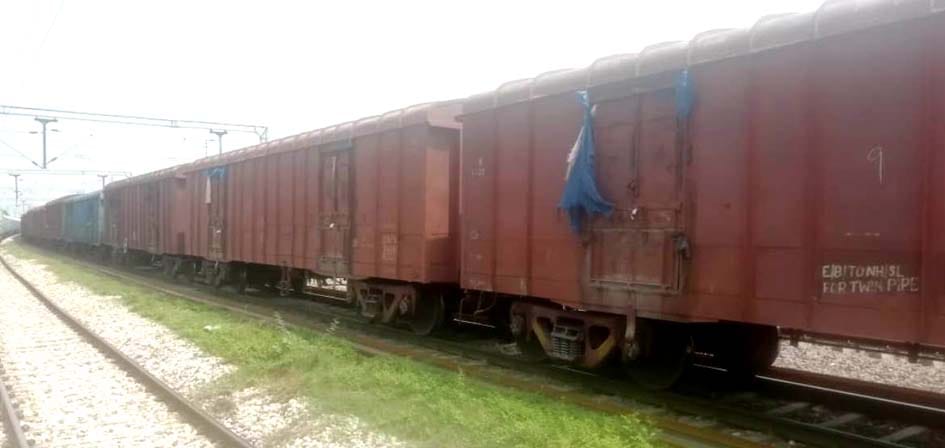 Goods train stood for nine hours at Shuklaganj railway station