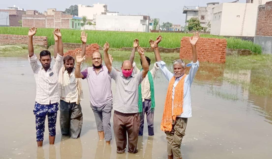 Canal water entered into the colony, traffic disrupted