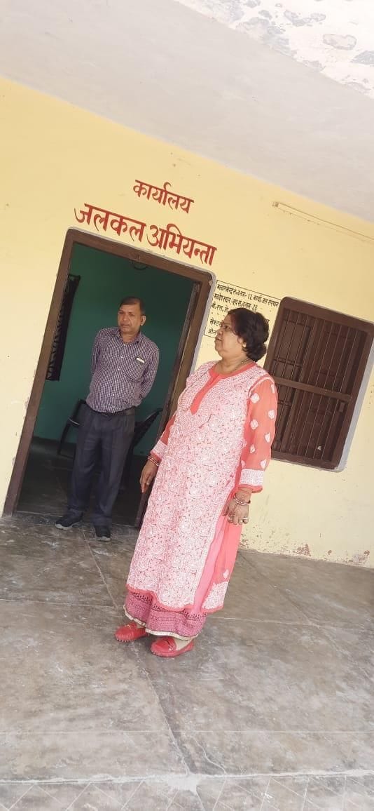 jal sansthaan kaaryaalay kee baundree tootee, mahaaprabandhak naaraaj