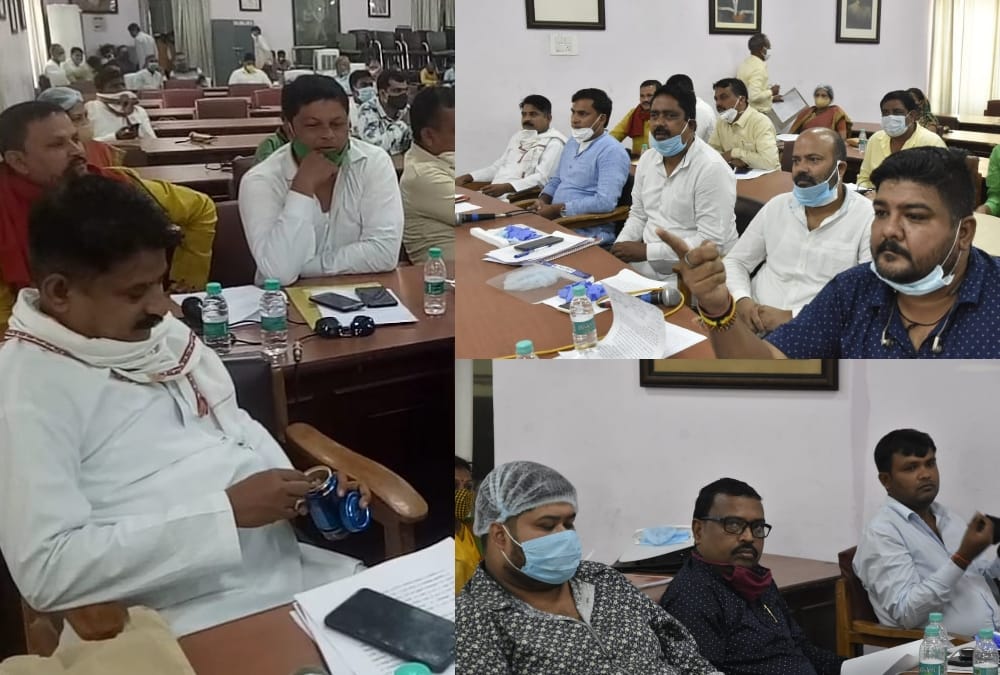 Pics of Lucknow Nagar Nigam during meeting on Budget.