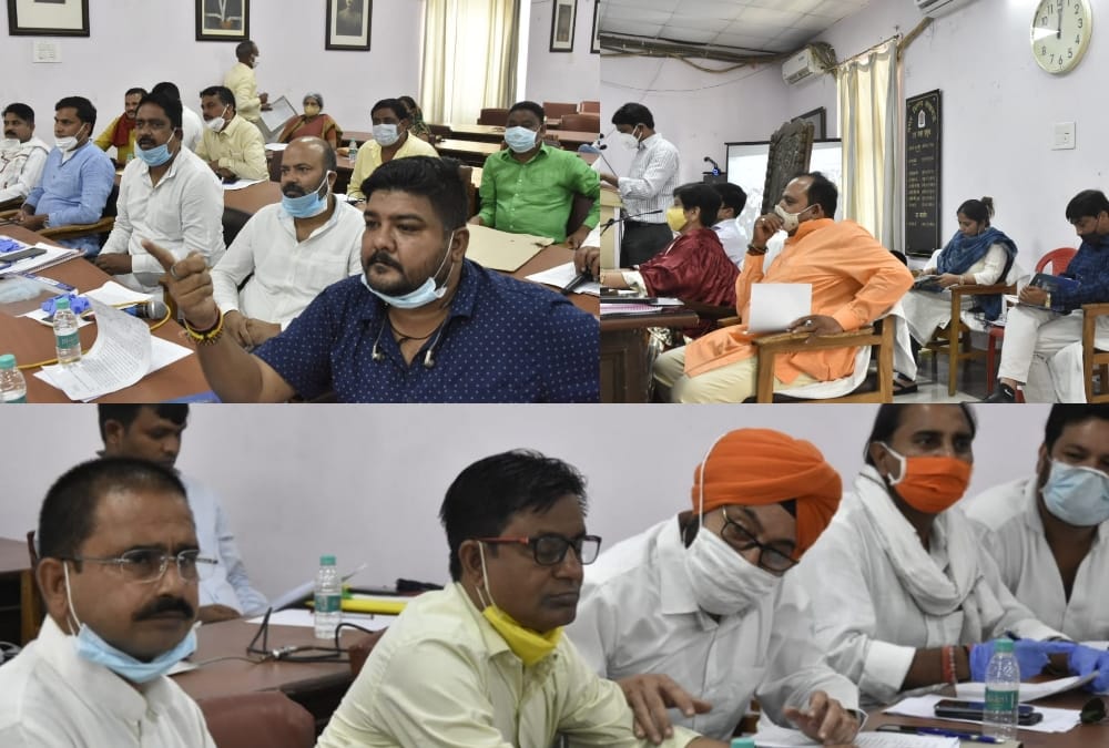 Meeting of Lucknow Nagar Nigam on Budget.