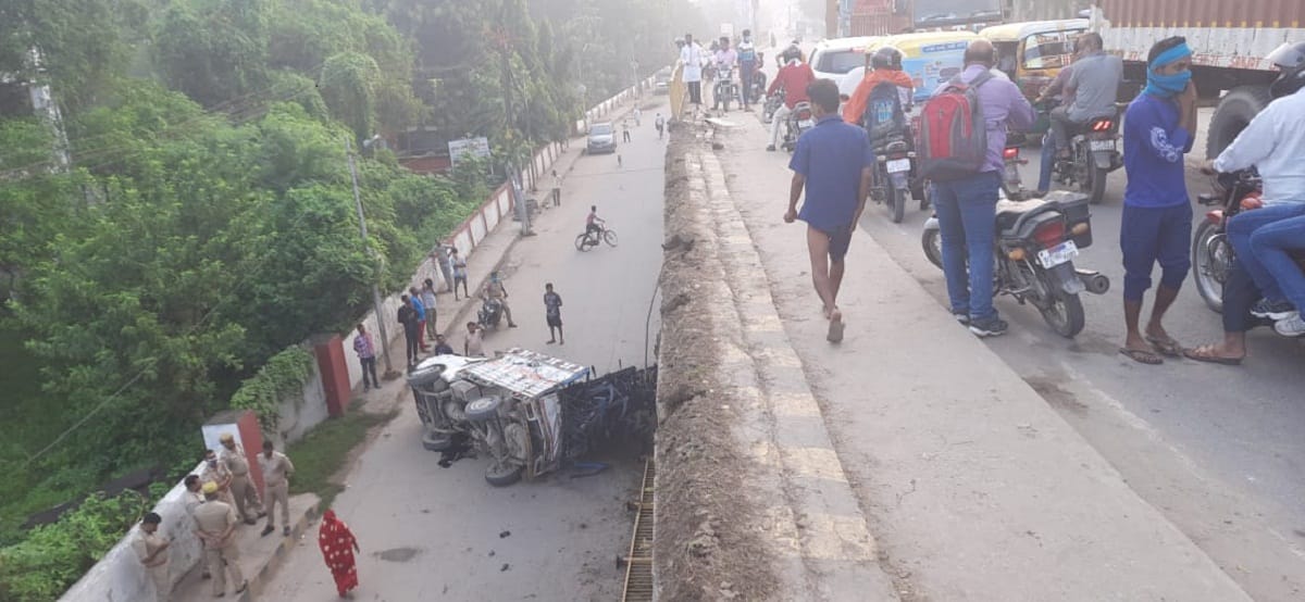 Pickup vehicle broken railing fell down from lahartara bridge in varanasi