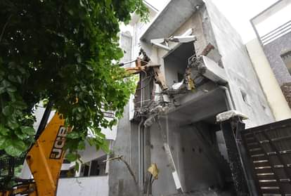 Former MP Ateeq ahmed henchmen house partially demolished prayagraj news amar ujala