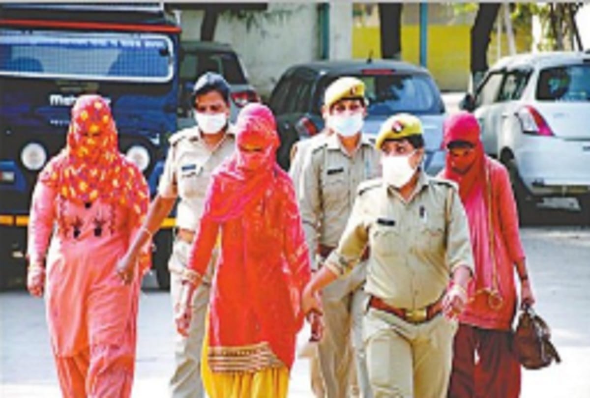 Three sisters formed robbery gang, child also used to keep with see photos