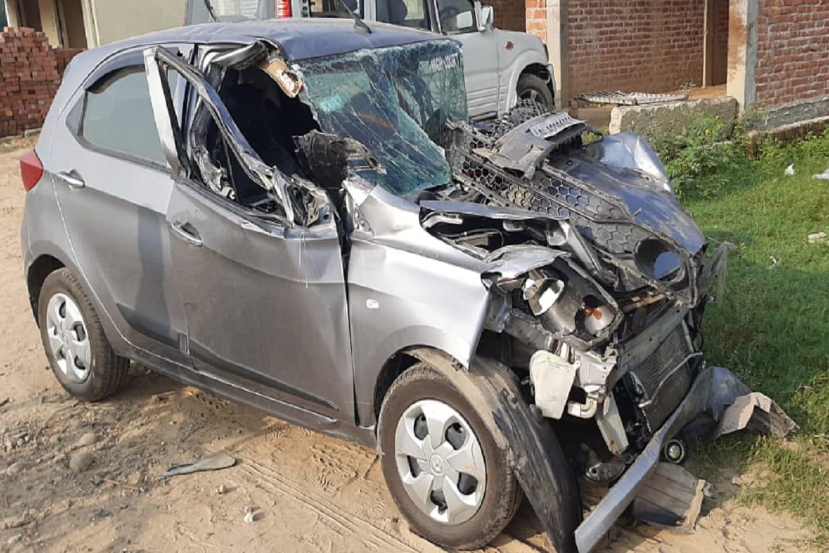 Two youths have died and one people injured in car and tractor accident at Saharanpur