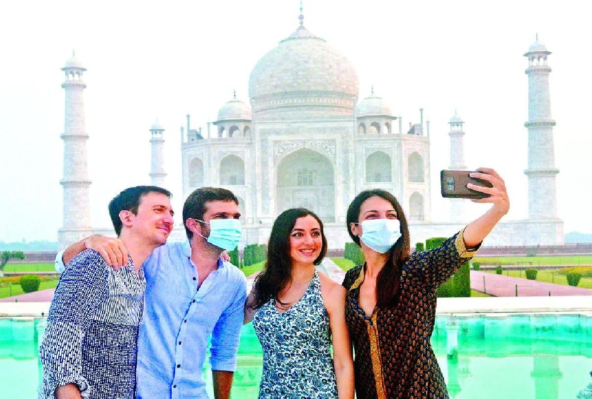 Tourists gathered at Taj Mahal on weekend