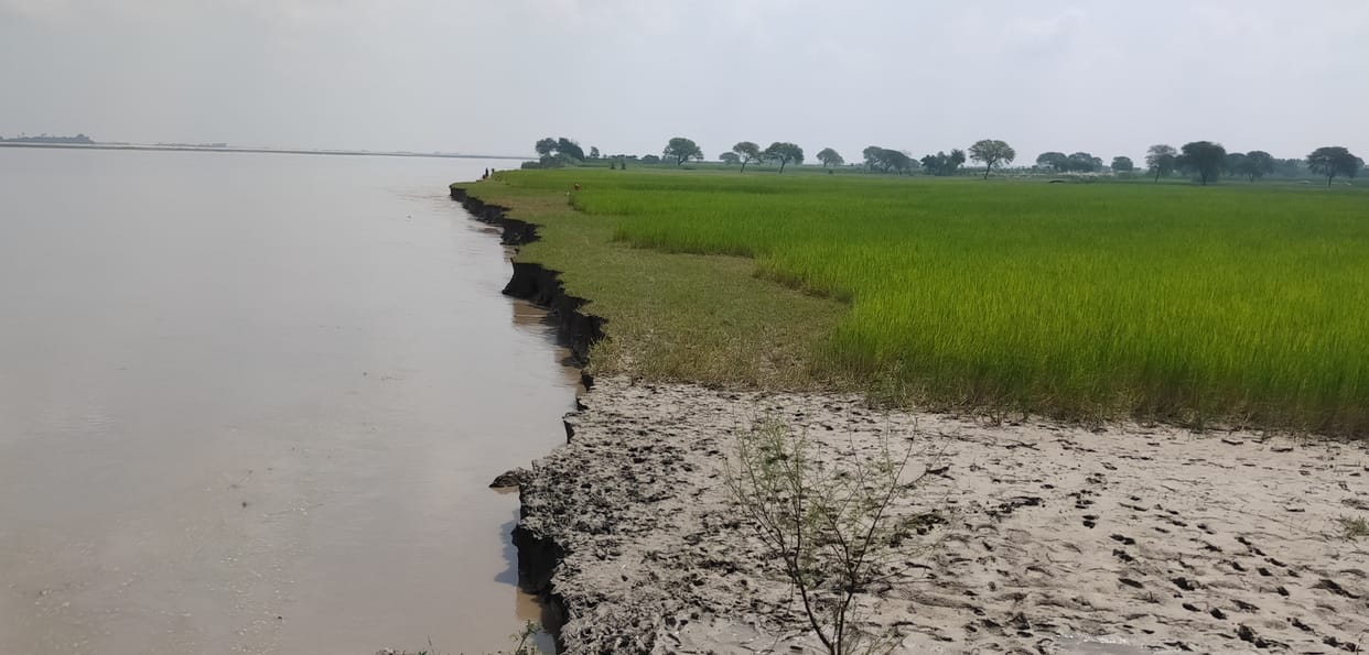 The water level of Ghaghra again increased in Azamgarh, erosion intensified