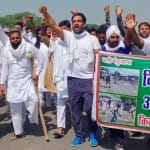 कृषि कानून के खिलाफ प्रदर्शन करते किसान (फाइल फोटो)