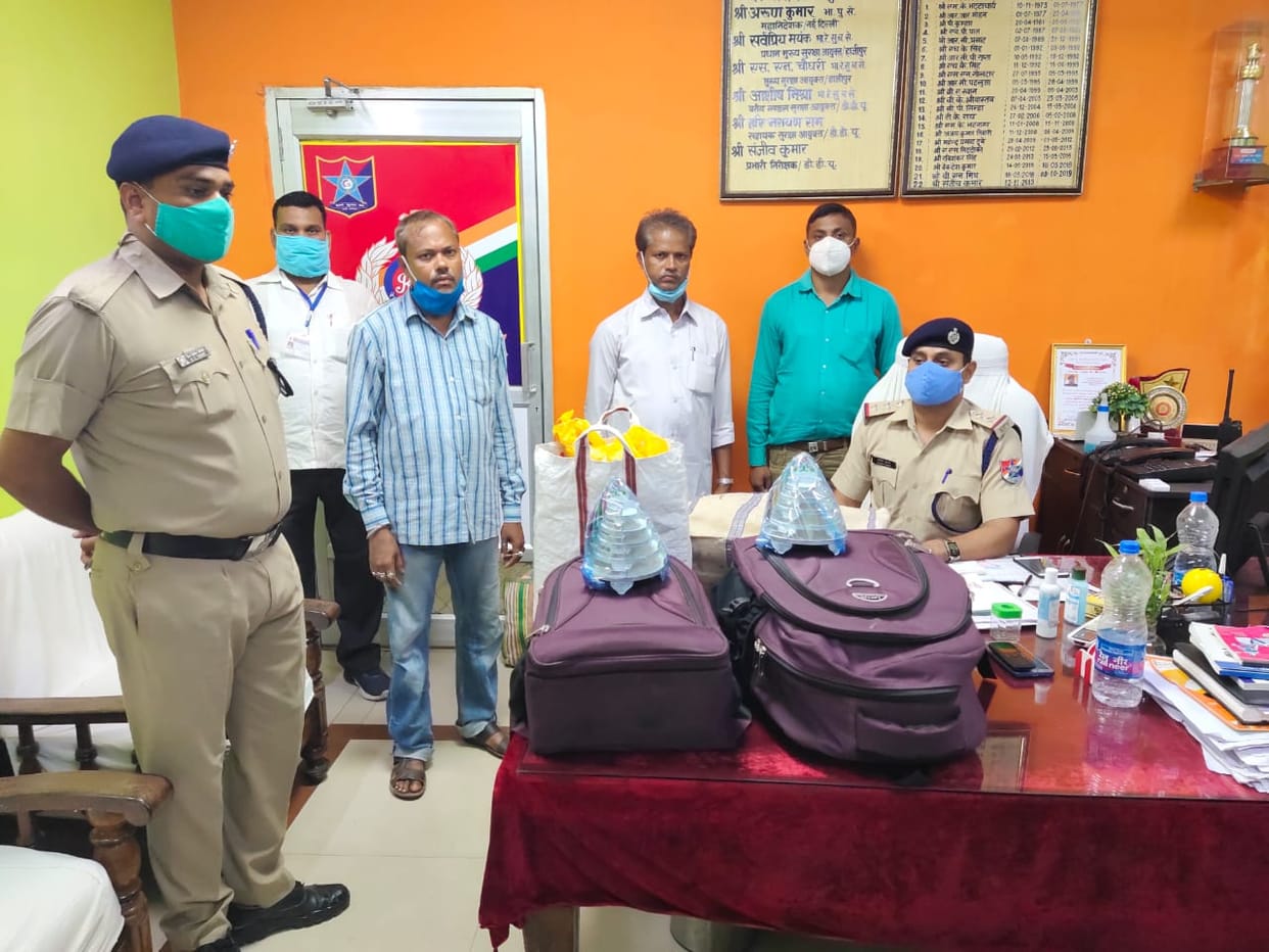 Two brothers arrested in Chandauli for carrying 50 kg silver jewelery from Howrah going to Varanasi