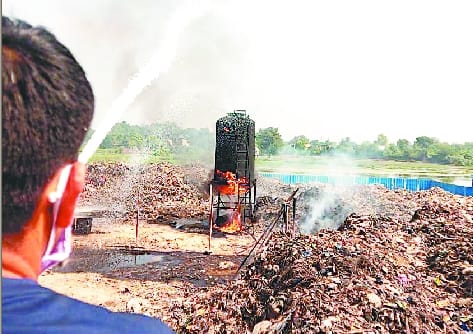 A boiler explosion of a waste treatment plant caught fire, an employee scorched