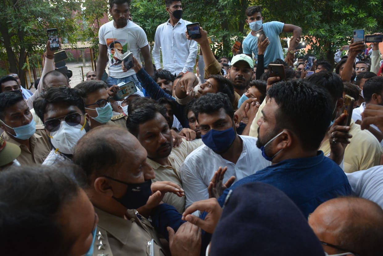 Chandrasekhar reached medical college by dodging police despite blockade