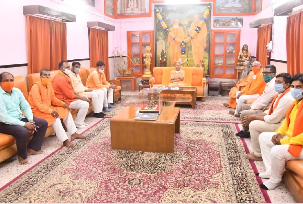 CM Yogi Adityanath meeting with BJP leaders to get information about development work at gorakhpur