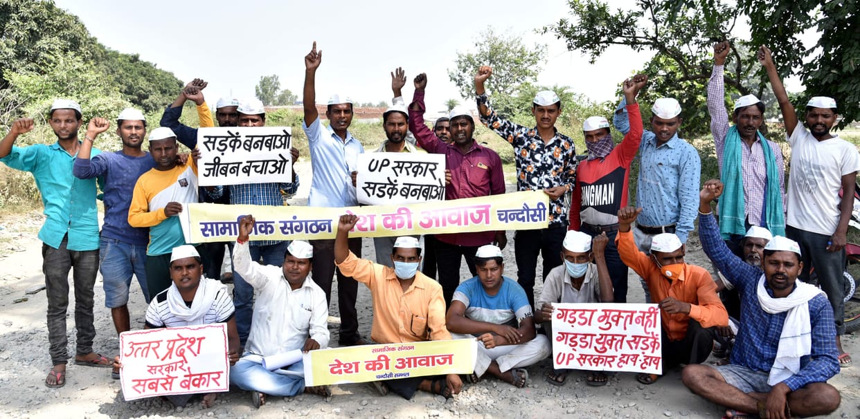 protest for good road in chandausi