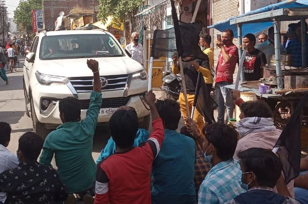 Slogans shouted by young businessmen, slogans