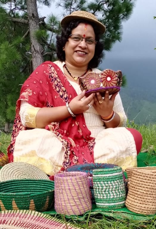 Manju has made self-employed needles, making jewelery and other decorative items from Pirul straws.