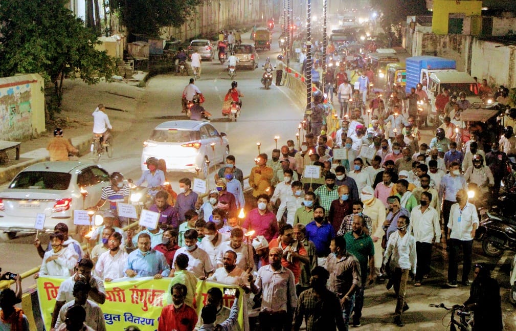 Power workers held torch procession in Varanasi against privatization