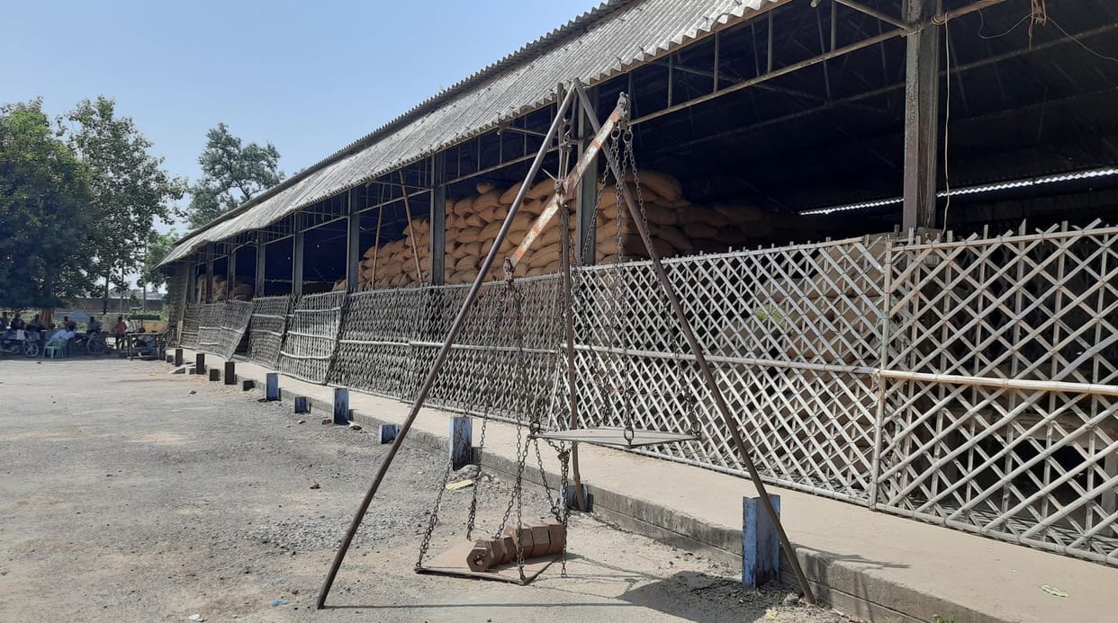 Galla agents kept on strike, farmers returned