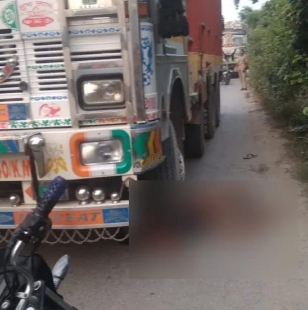 Truck conductor class 8th student died by truck in mirzapur