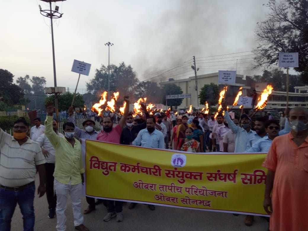 Electricity workers took out a torch procession against privatization
