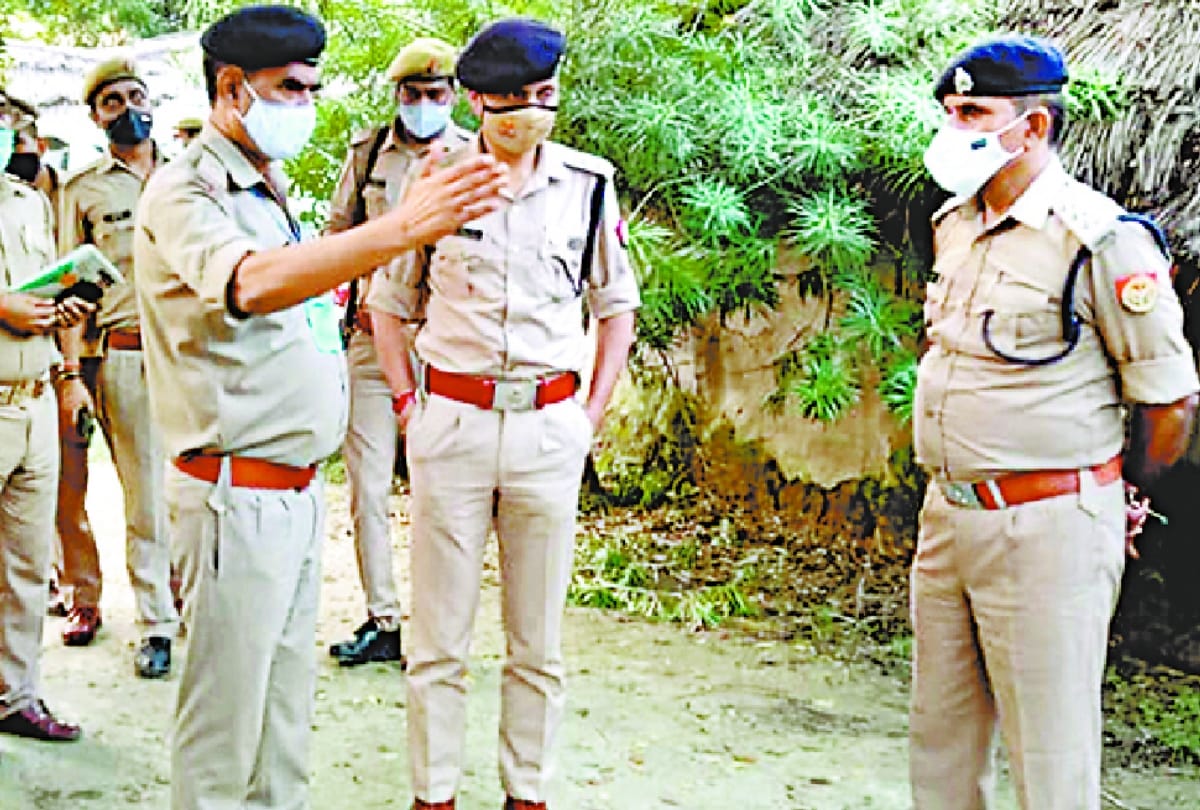 Killed the young man by strangling the rope, bottle of liquor and rope recovered in the room