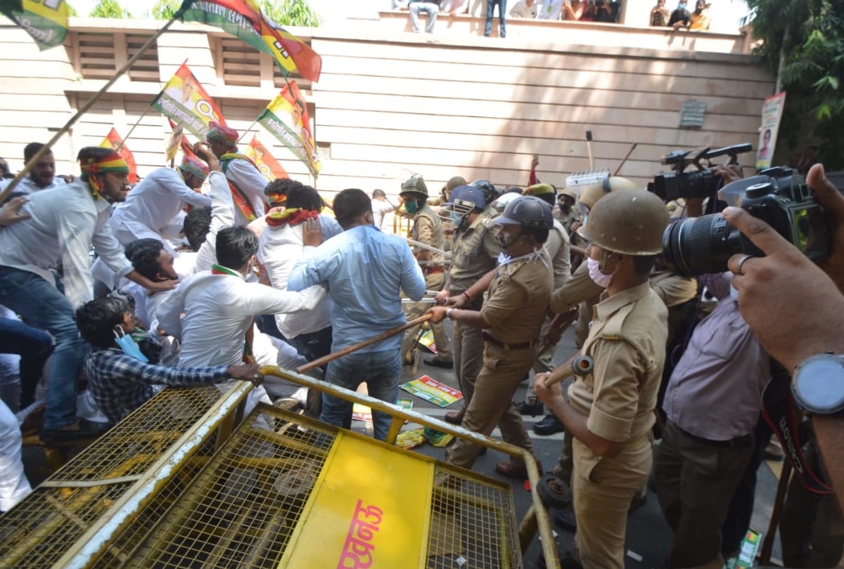 protest of pragatisheel samajwadi party in lucknow