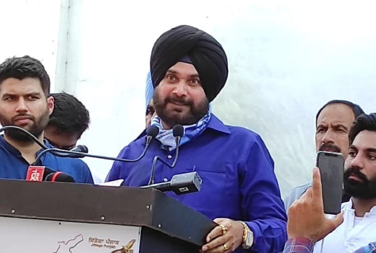 Navjot Singh Sidhu targets on government over Farm Laws