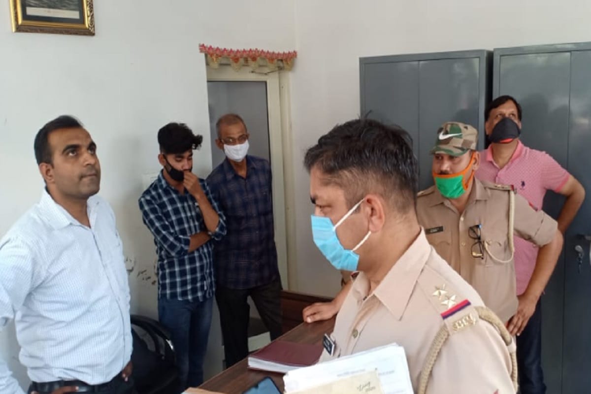 UP Crime News: Three lakh rupees robbed at a petrol pump in Shamli