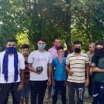 रिहायशी इलाकों में गिरे शेल और मोर्टार दिखाते लोग
